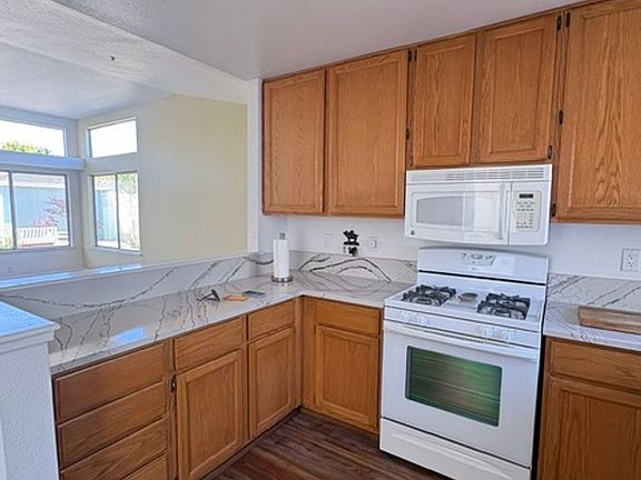 3rd image of 981 Bluebell Way