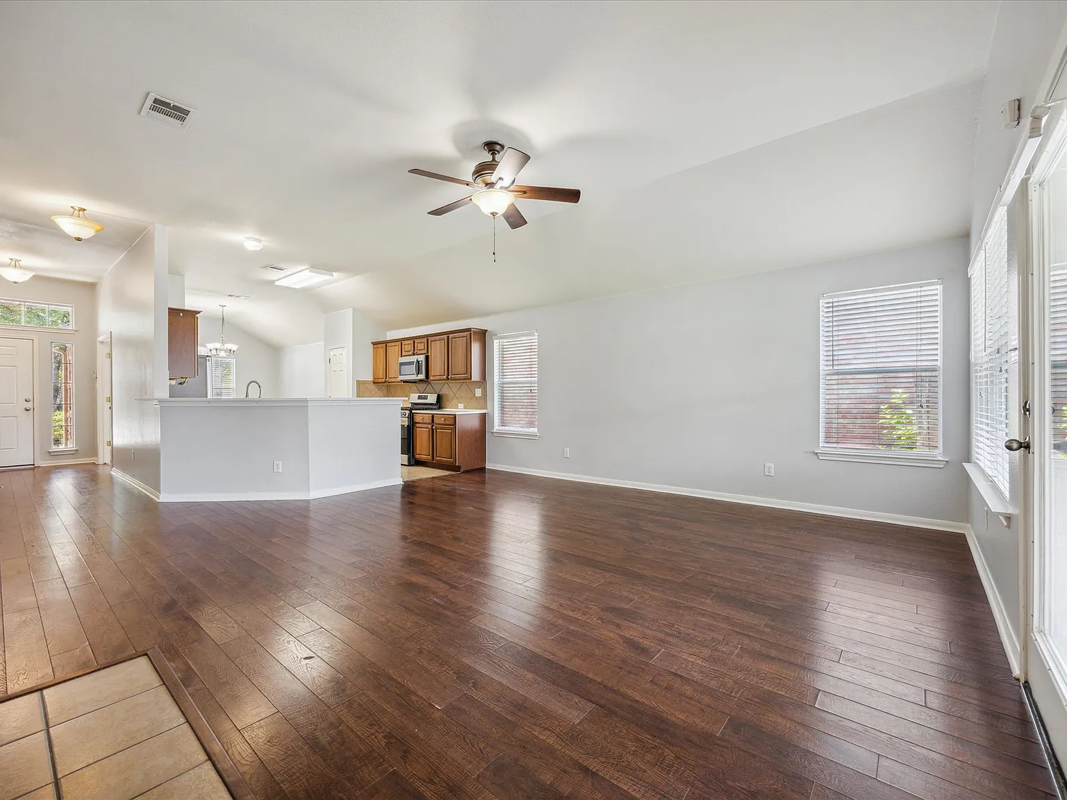 4 bed, 1802 sqft, $2,095 — Photo 4
