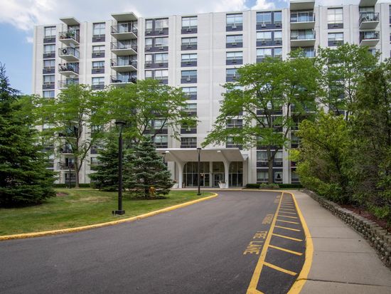 9001 Golf Rd APT 4E, Des Plaines, IL 60016