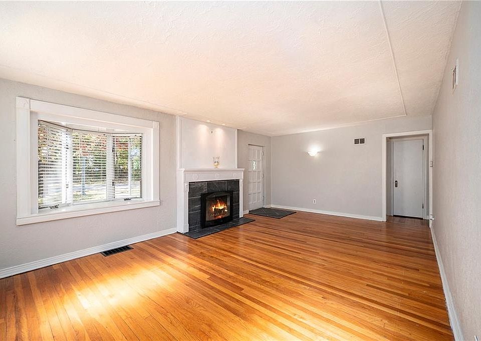 5707 N Robinhood Ln, Kansas City, MO 64151 | Zillow