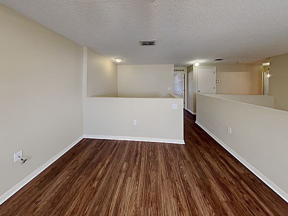4th image of 718 Valrico Hills Ln