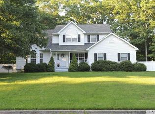 17 Munroe Ave, Mount Sinai, NY 11766