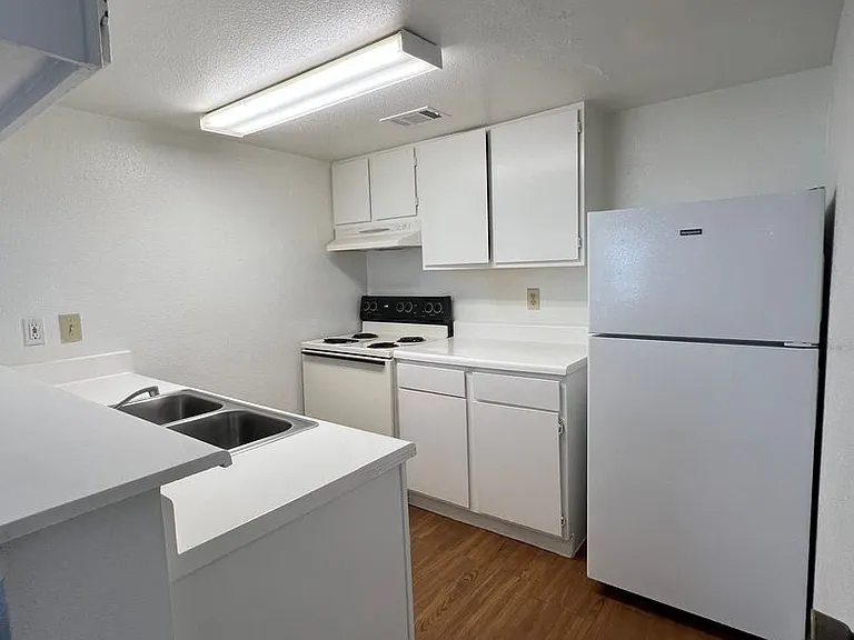 Emerald Cove Apartments — Photo 86