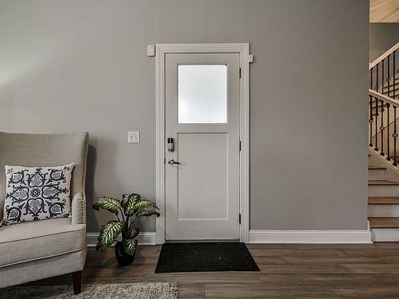 5th image of 328 Lesley Ave