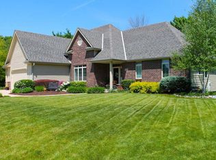 9003 S Deerbrooke Ct, Franklin, WI 53132