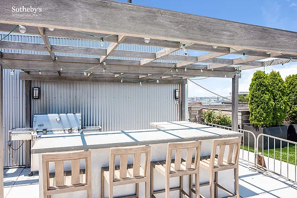 Sold by Sotheby's International Realty | media 14