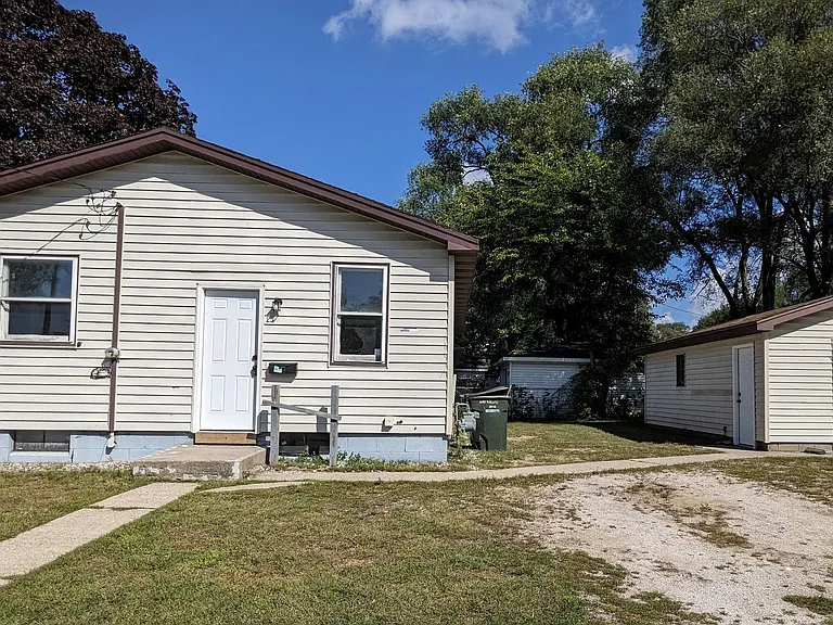 1692 Roberts St — Photo 9