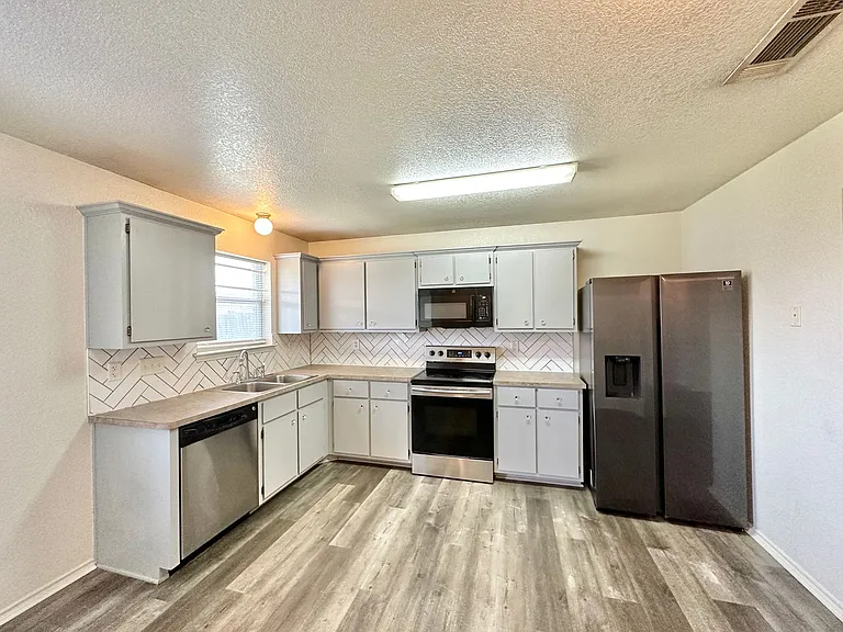 3900 Bolivar Dr — Photo 7