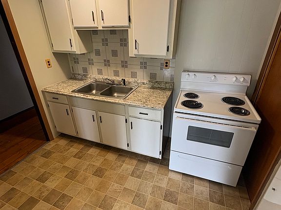 3rd image of 72 Bank St #2