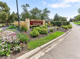 38860 Country Cir, Farmington, MI 48331