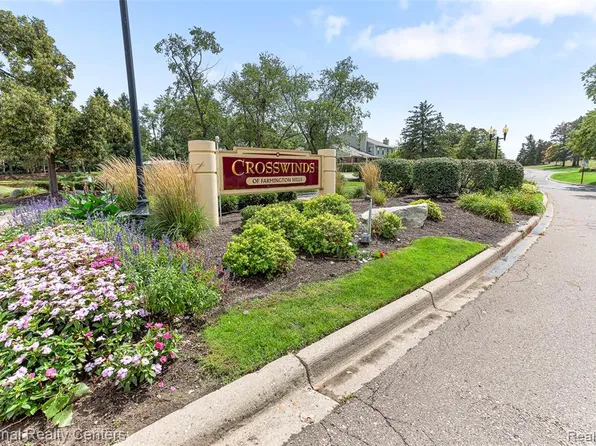 38860 Country Cir, Farmington, MI