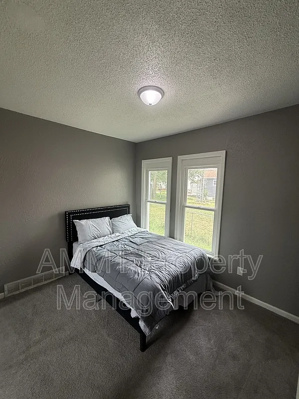 4 bed, 1.0 bath, $2,300 — Photo 2
