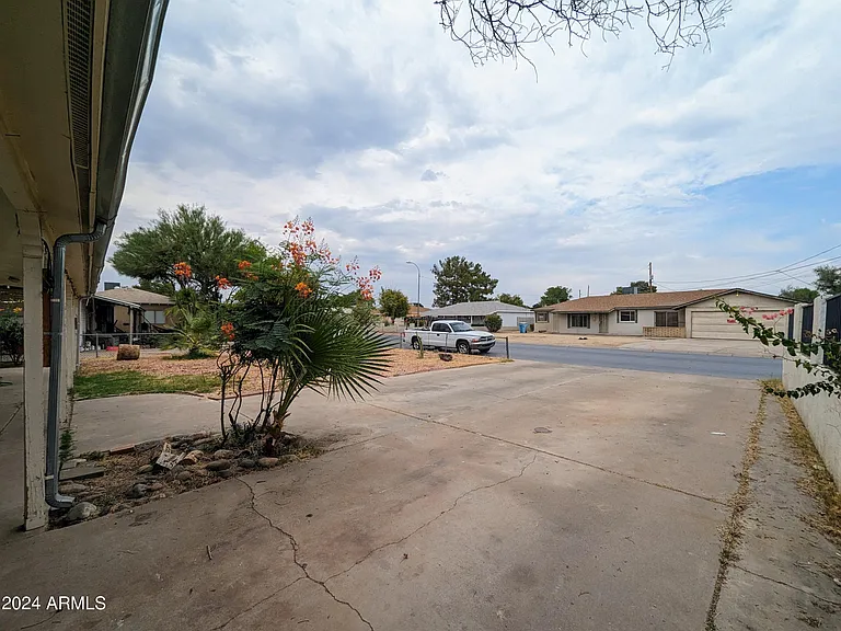 6036 N 31st Dr — Photo 4