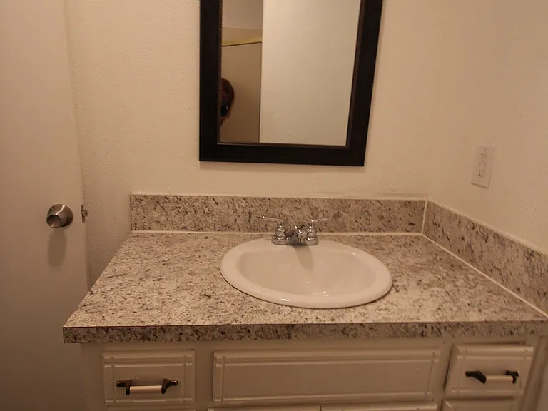 1415 W Crawford St — Photo 21