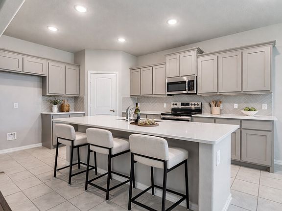 4th image of 807 Woodcrest Dr