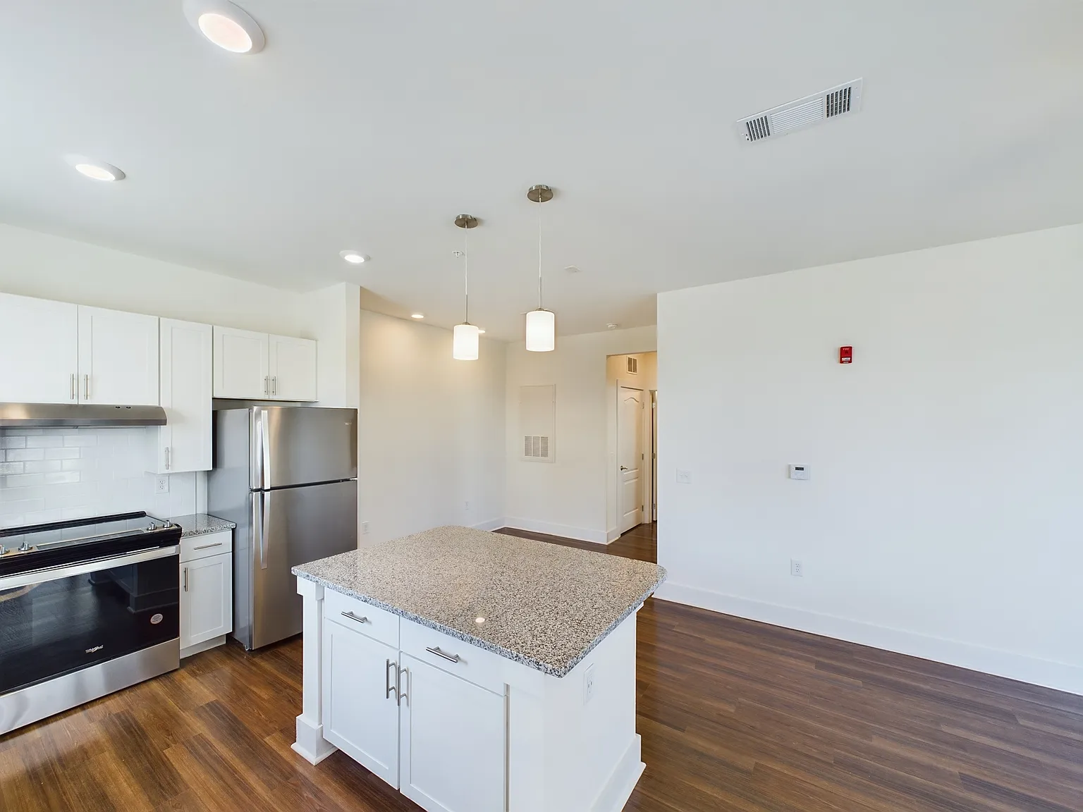 1 bed, 874 sqft, $1,829 — Photo 2