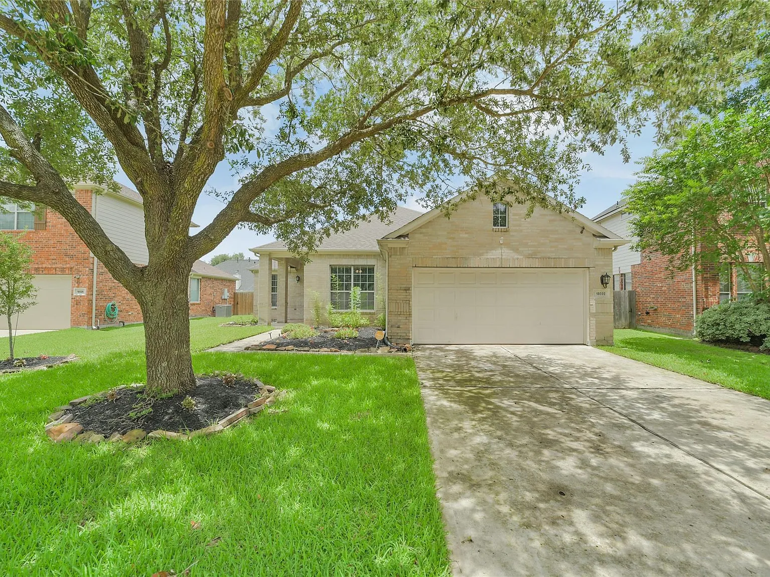 3 bed, 2.0 bath, 2065 sqft, $2,350 — Photo 2