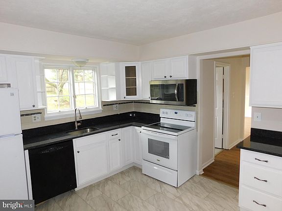 4th image of 916 Pointer Ridge Dr