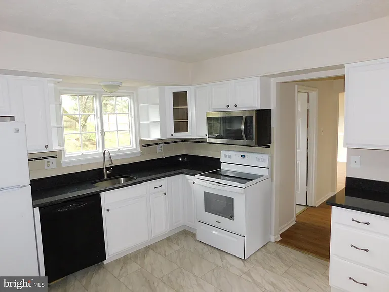 916 Pointer Ridge Dr — Photo 4