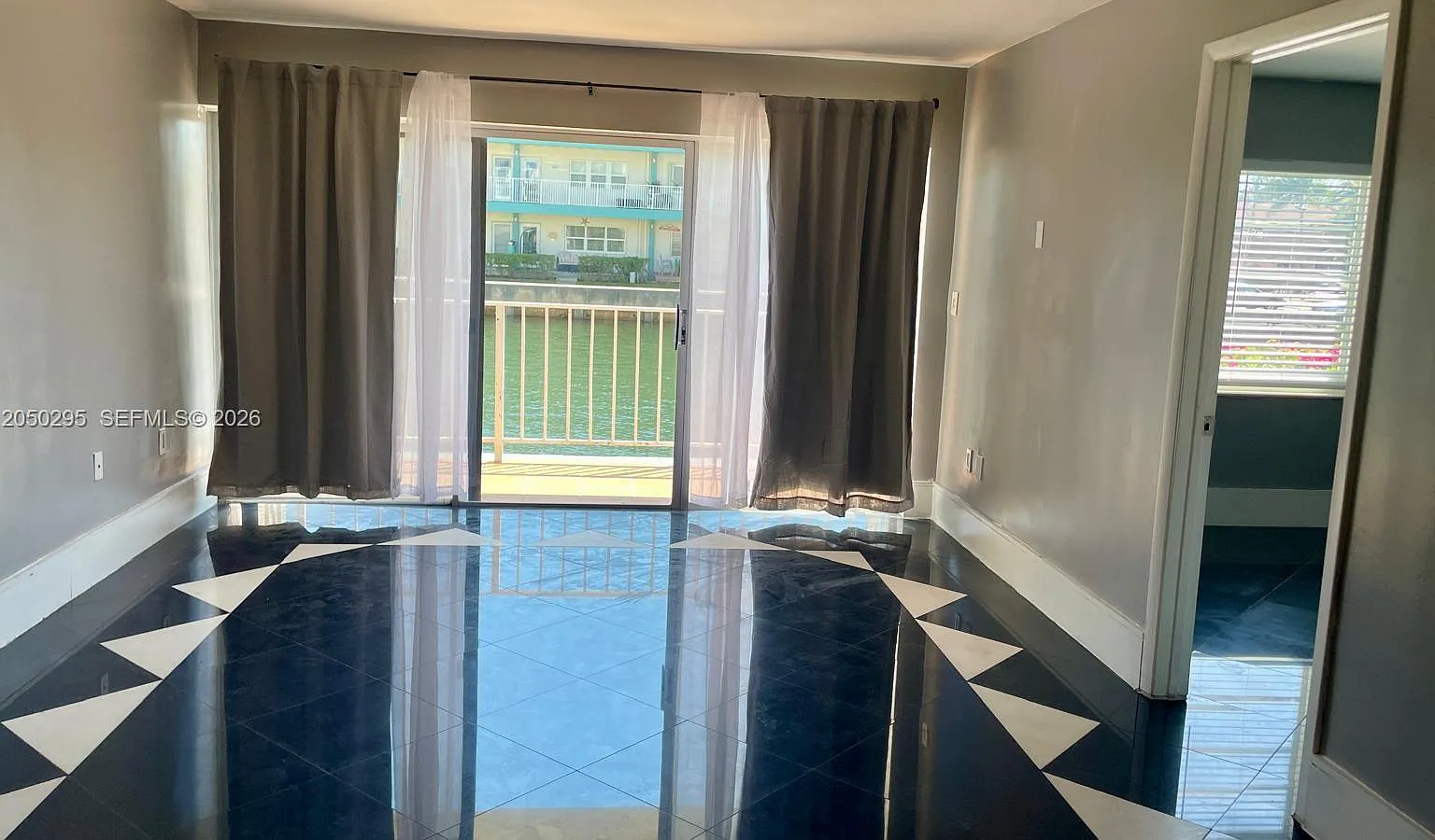 La Mar Breeze Condo — Photo 4