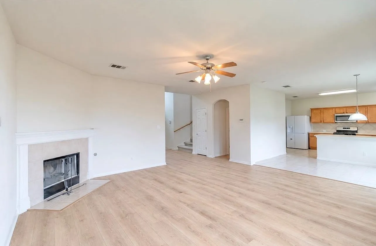 4 bed, 2.5 bath, 2416 sqft, $2,045 — Photo 3