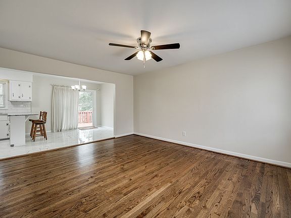 3rd image of 807 Gaston Avenue Ext