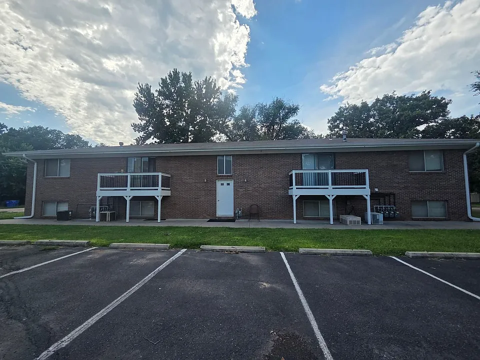 419 W 8th St