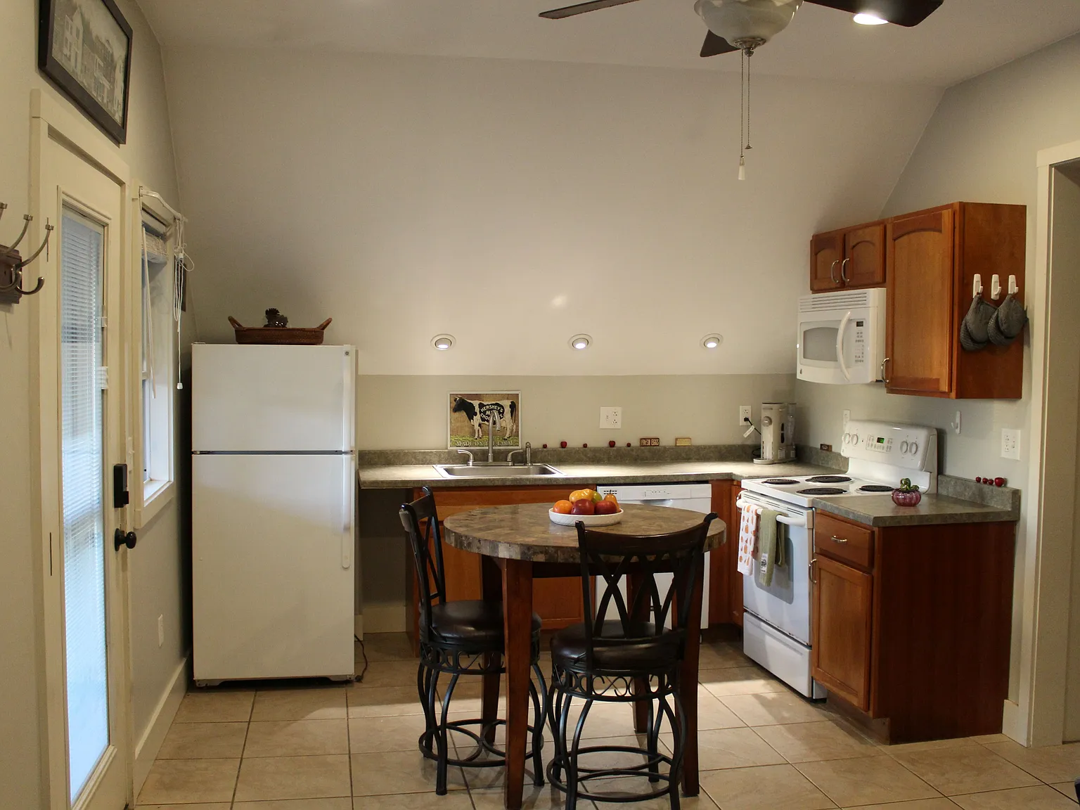 2 bed, 900 sqft, $3,000 — Photo 3