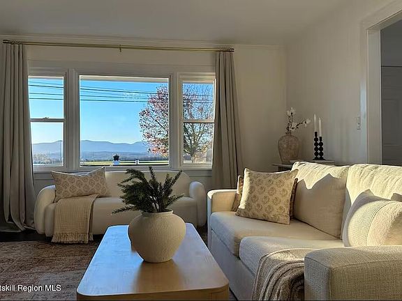 3rd image of 212 Joslen Boulevard