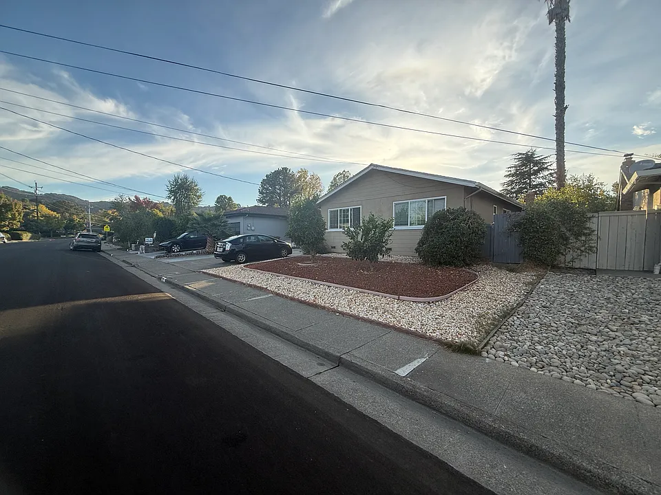 6 Trellis Dr #B
