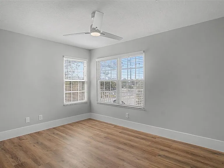 11462 Commercial St — Photo 32