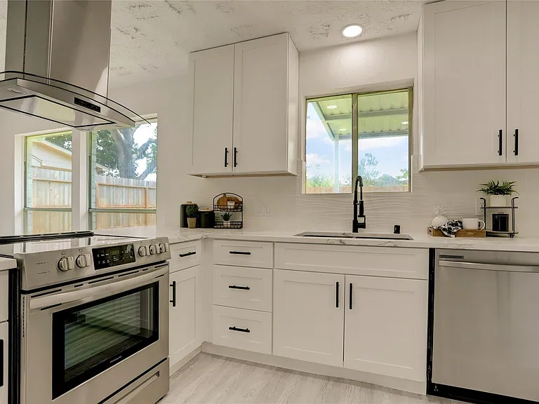 7926 Windy Creek Dr — Photo 20