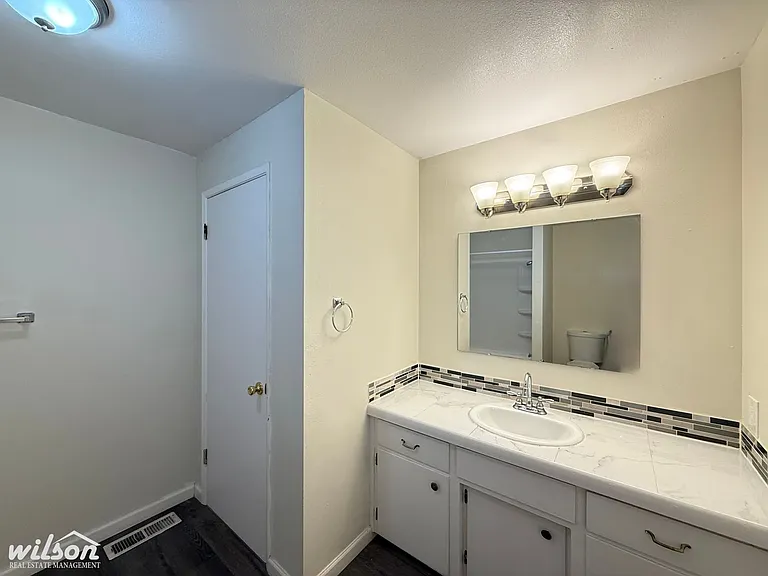 1525 Browne Ave — Photo 17