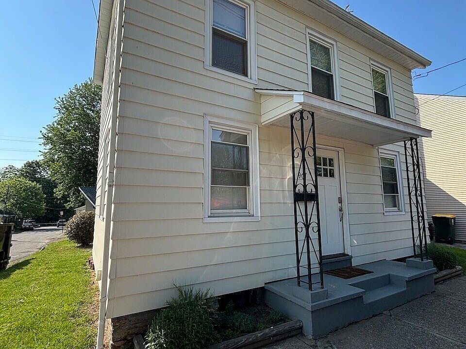 1st image of 907 Railroad St
