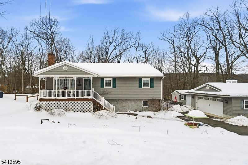 1st image of 17 Acorn Dr