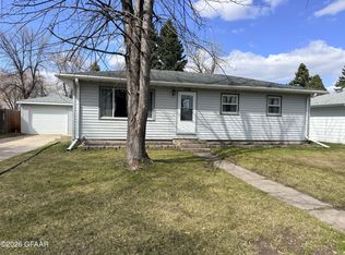 1114 Campbell Dr, Grand Forks, ND 58201
