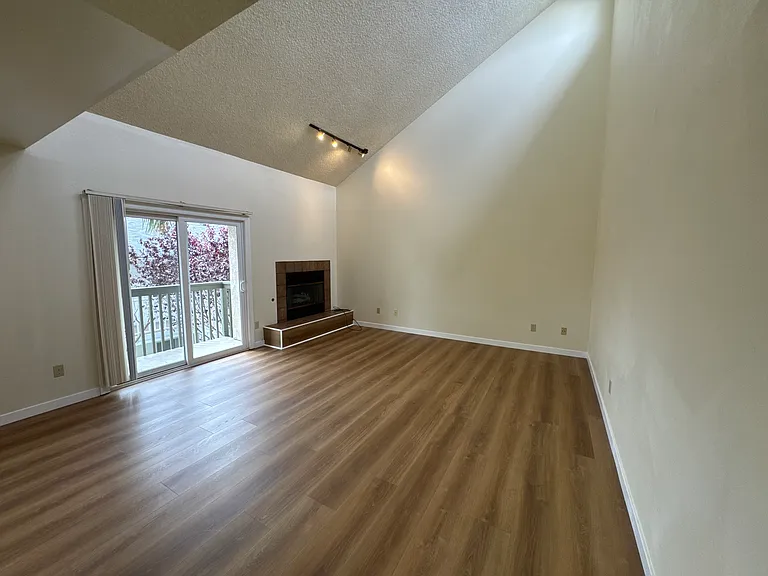 1348 Mentone Ave #C — Photo 3