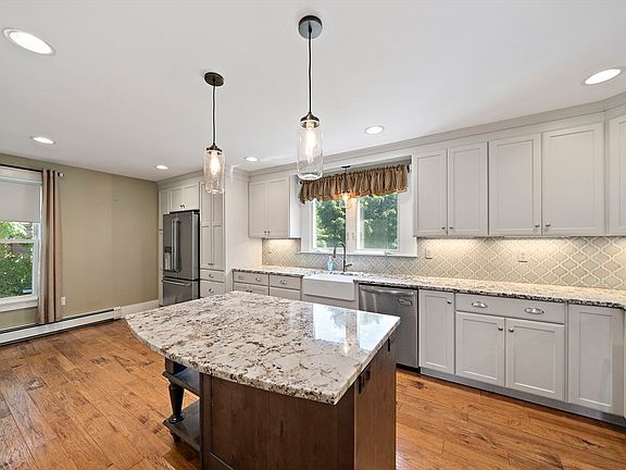 4th image of 131 Pleasant Valley St