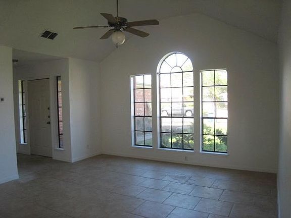 3rd image of 2964 Lakeview East Dr