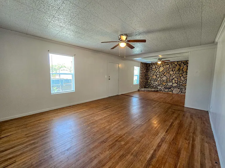 635 W Franklin St — Photo 5