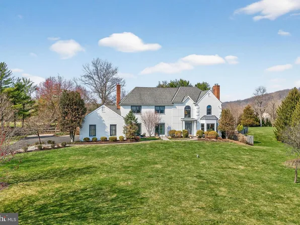 10 Avondale Dr, Newtown, PA 18940