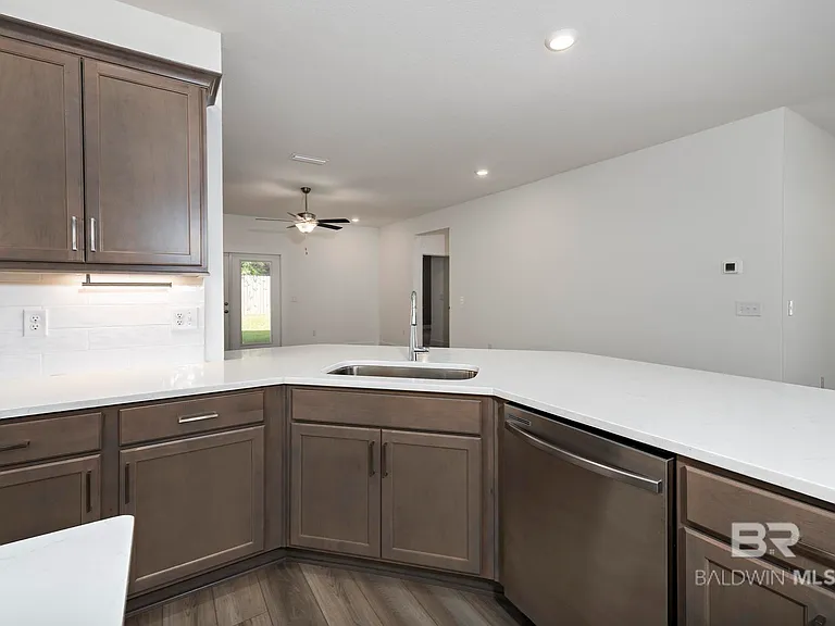 231 Bronze St — Photo 9