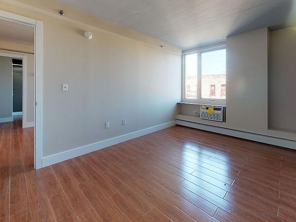 3rd image of 2330 Hoffman St #336c6d6e3