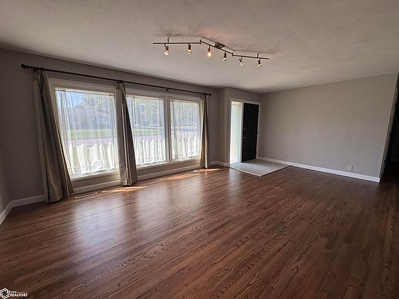 3rd image of 507 Edgeland Dr