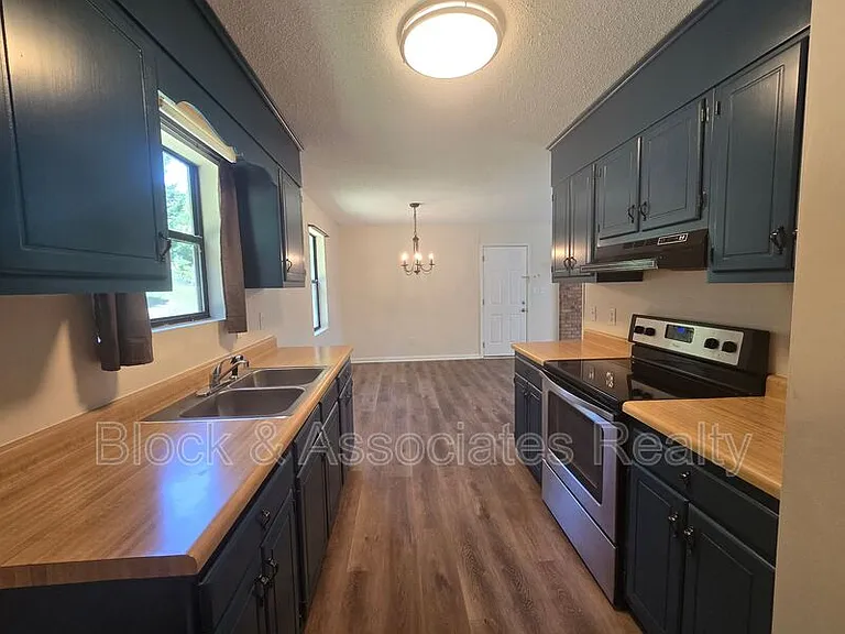 3945 Woodcrest St — Photo 2