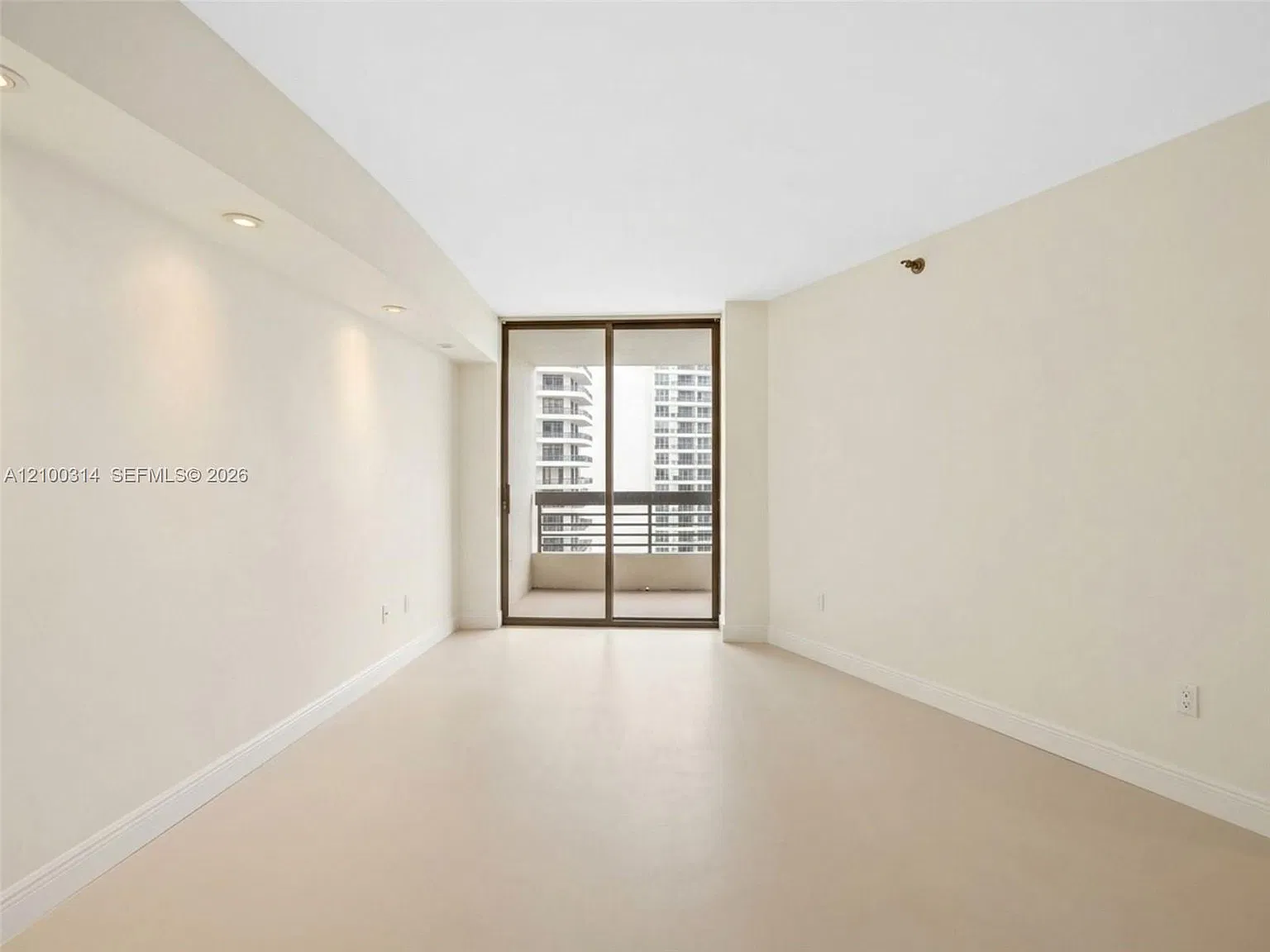 Mystic Pointe Tower 100 — Photo 4