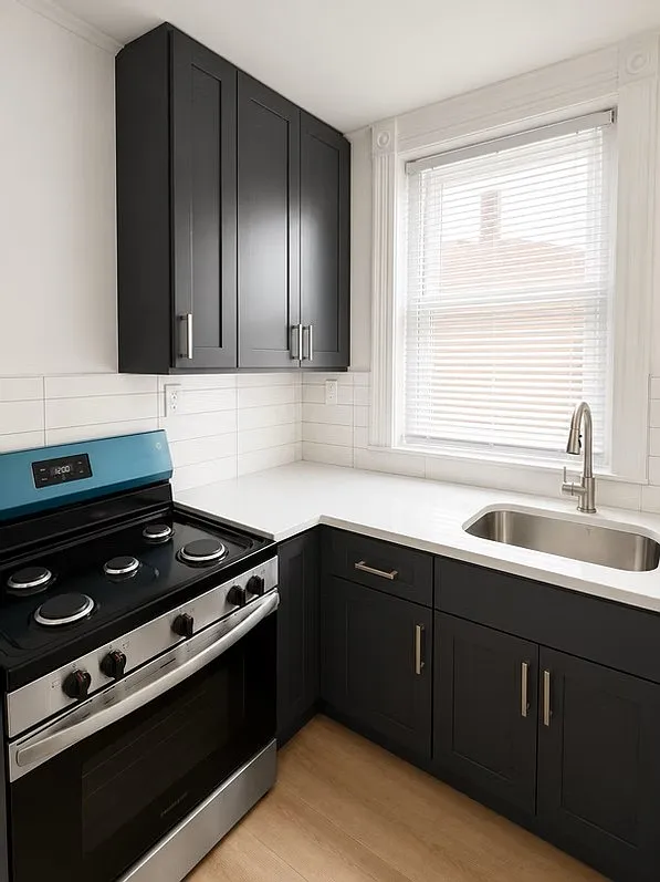 124 W College St — Photo 1