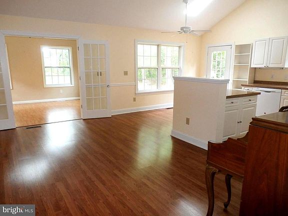 4th image of 77 Gainsborough Dr