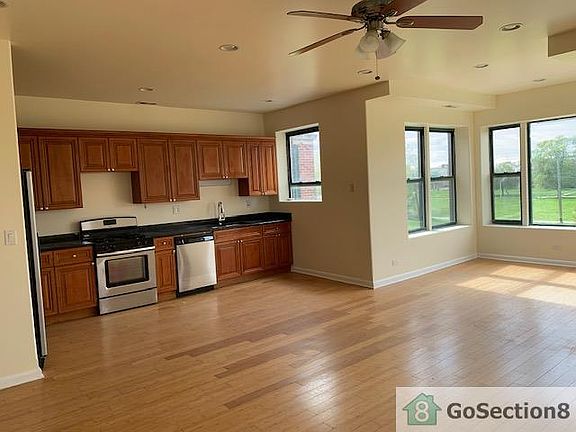 3rd image of 6019 S King Dr