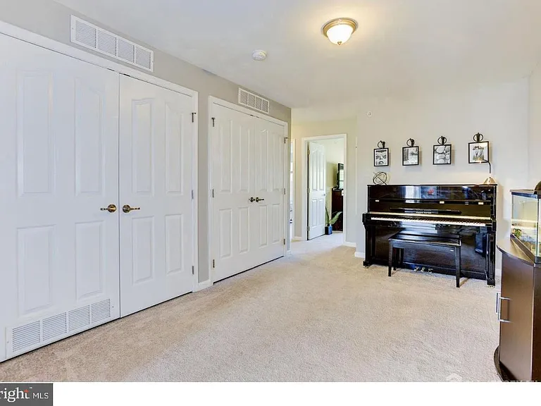 319 E Kramer Ct — Photo 2